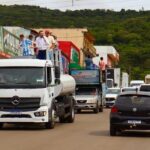 Prefeito Eduardo Moreira e deputado José Nelto entregam caminhão-pipa e veículos em Niquelândia