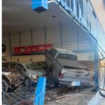 CAMINHONETE DESTRÓI FACHADA DE LOJA E ATINGE VEÍCULOS APÓS ACIDENTE NO CENTRO DE NIQUELÂNDIA CAMINHONETE DESTRÓI FACHADA DE LOJA E ATINGE VEÍCULOS APÓS ACIDENTE NO CENTRO DE NIQUELÂNDIA