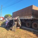 Carreta perde os freios, atinge caminhonete e para após colisão em Niquelândia